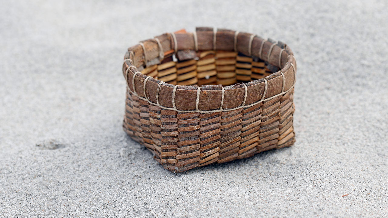 Pilebark kurv med sideflet af tynde strimler pilebark