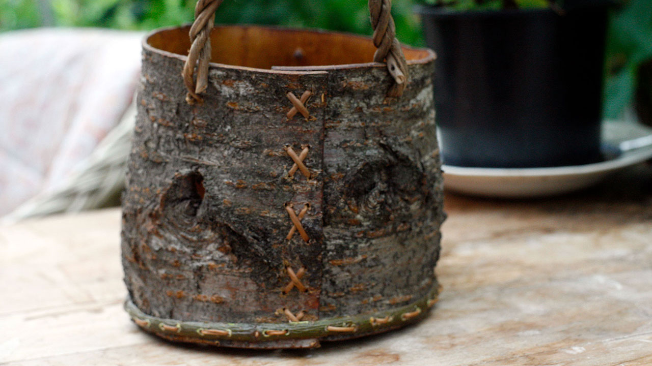 Kurv af kirsebærbark syet samling