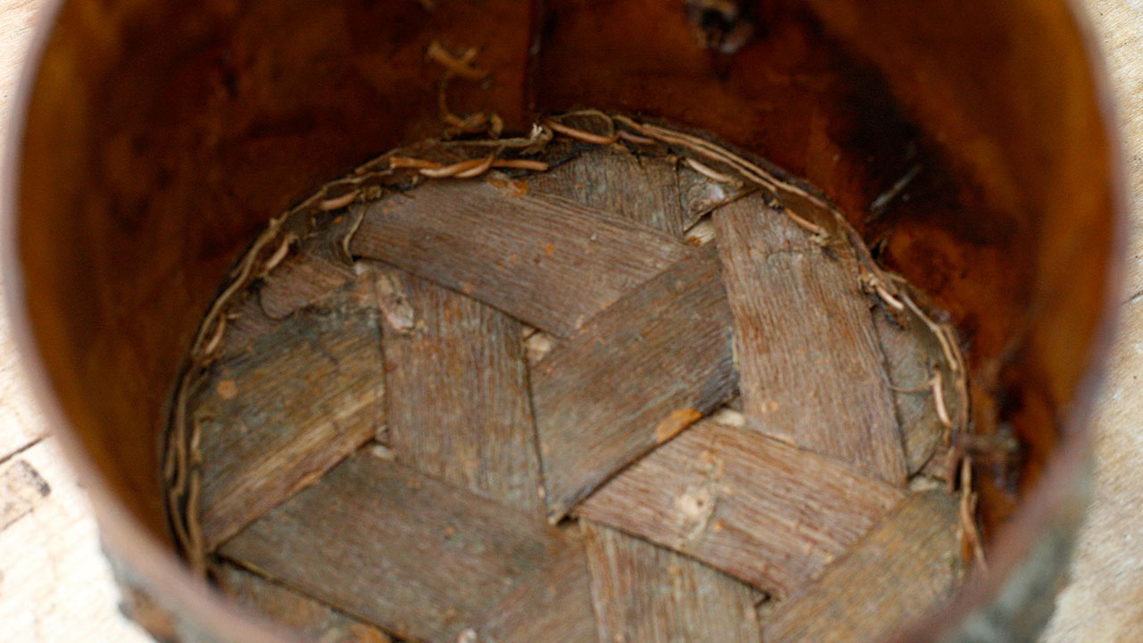 Bunden i kurv af kirsebærbark