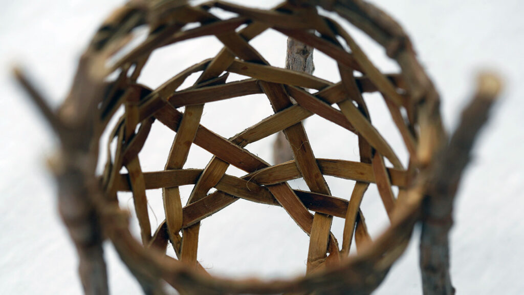 Inde i lille beholder af diagonal flettet pilebark