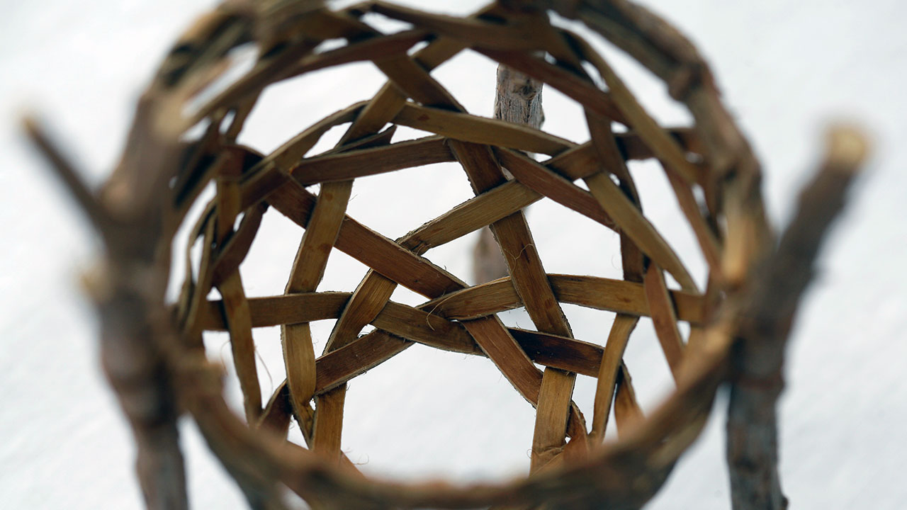 Inde i lille beholder af diagonal flettet pilebark