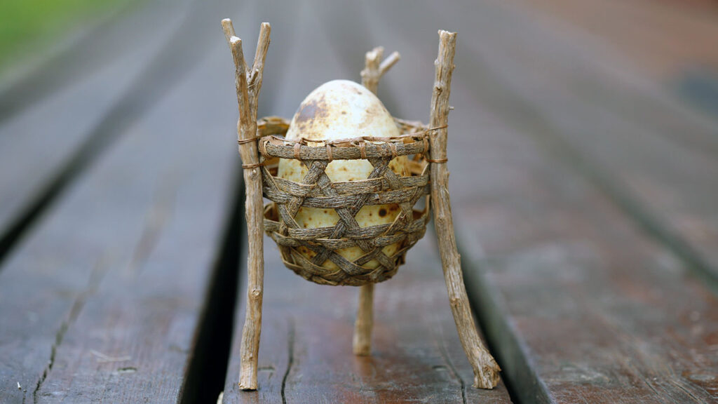 Lille beholder af diagonal flettet pilebark