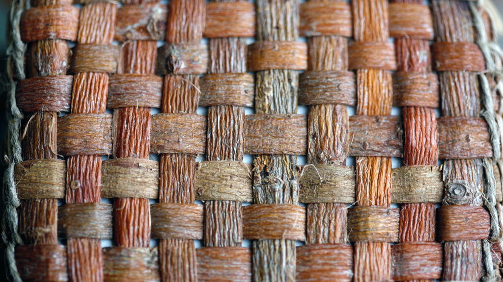 Bunden af en kurv flettet af pilebark