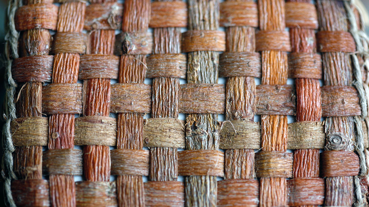 Bunden af en kurv flettet af pilebark