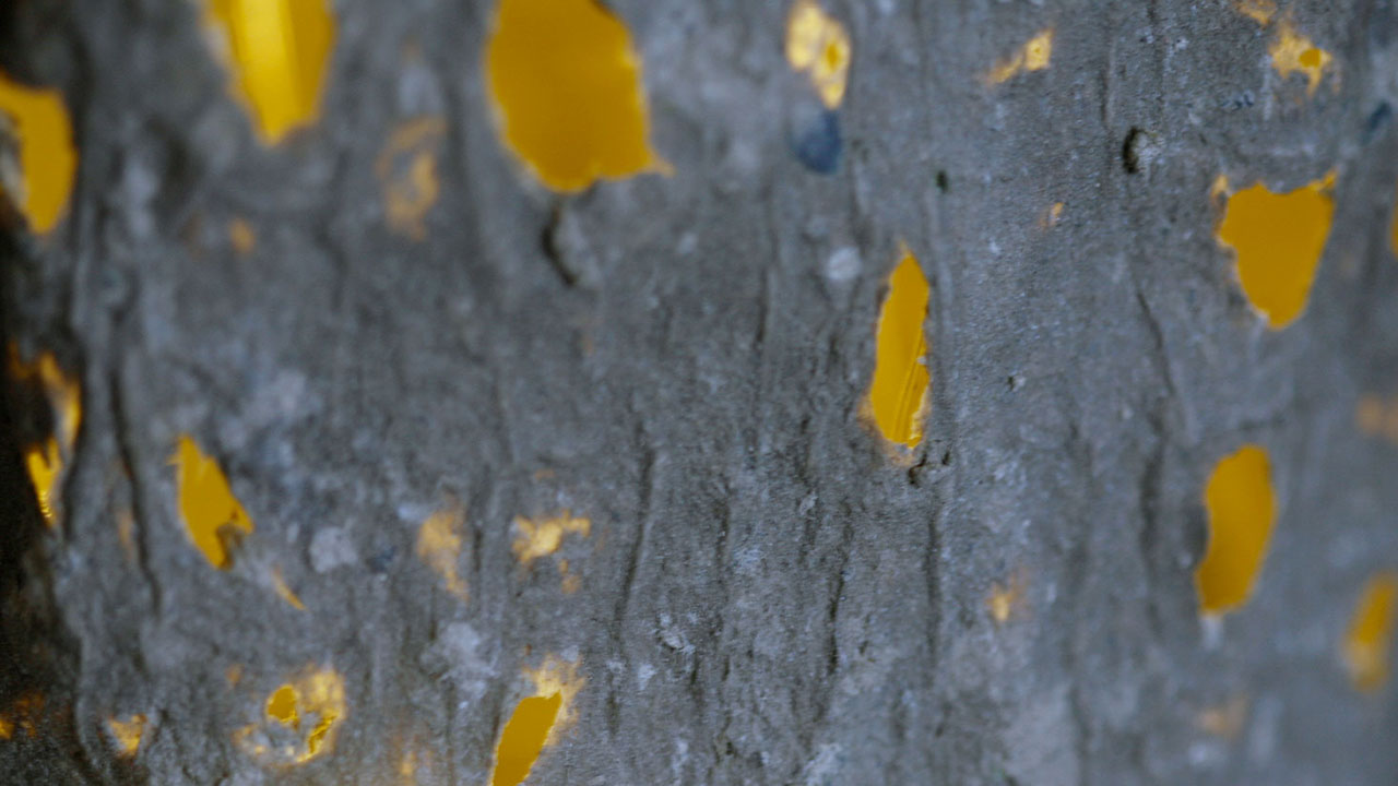 Beholder i megastrik med papirler - nærbillede