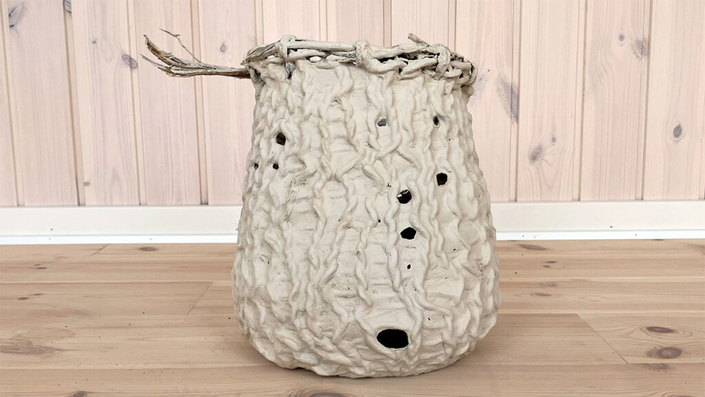 Beholder i megastrik med papirler