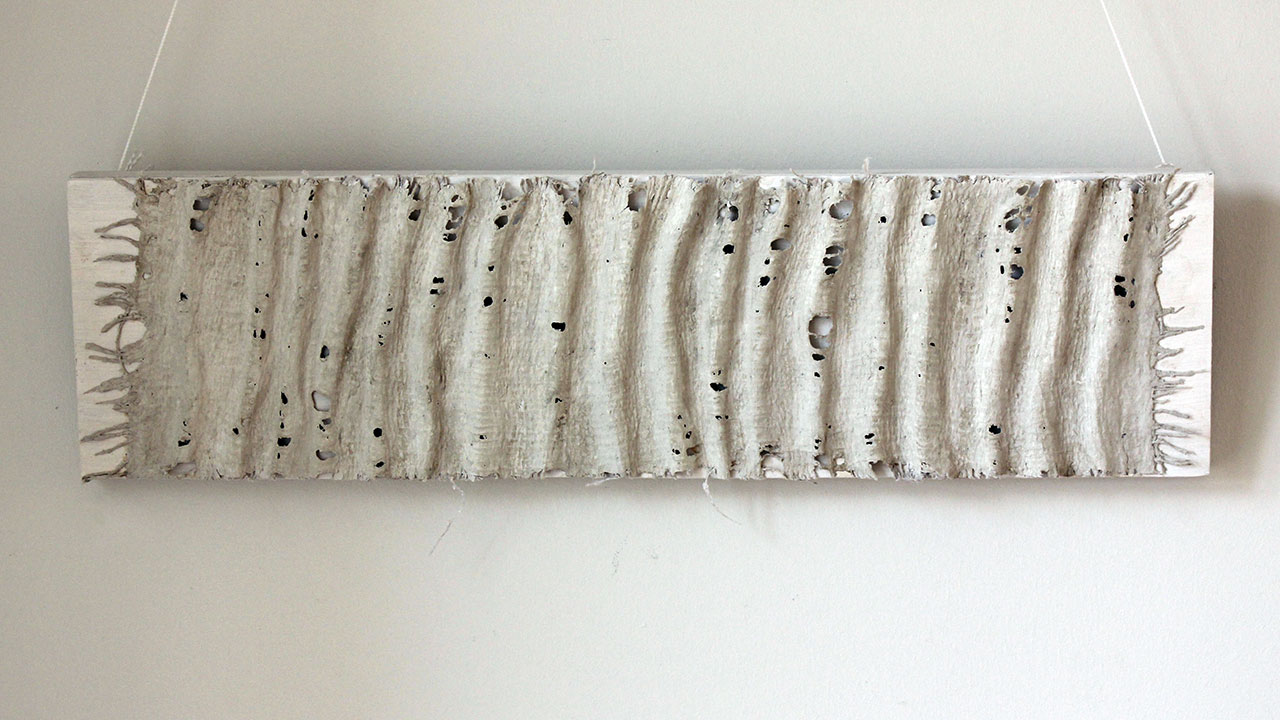 Vægdekoration i megastrik med papirler