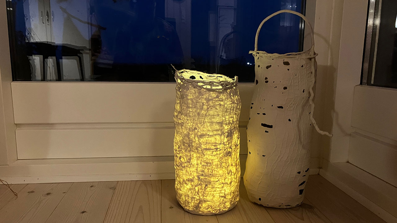 To beholdere i megastrik med papirler - den ene har lys i