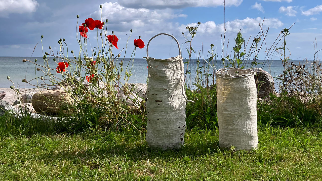 Beholdere i megastrik med papirler