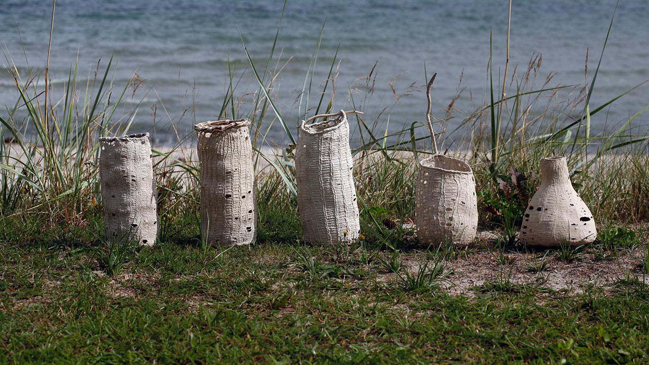 Beholdere i megastrik med papirler