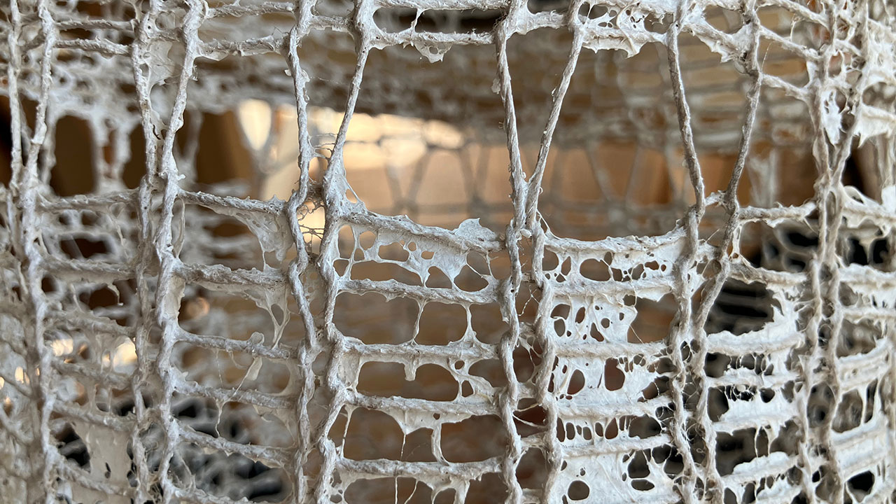 Beholder i megastrik med papirler - nærbillede