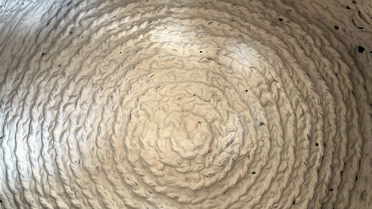 Bunden af en beholder i megastrik med papirler