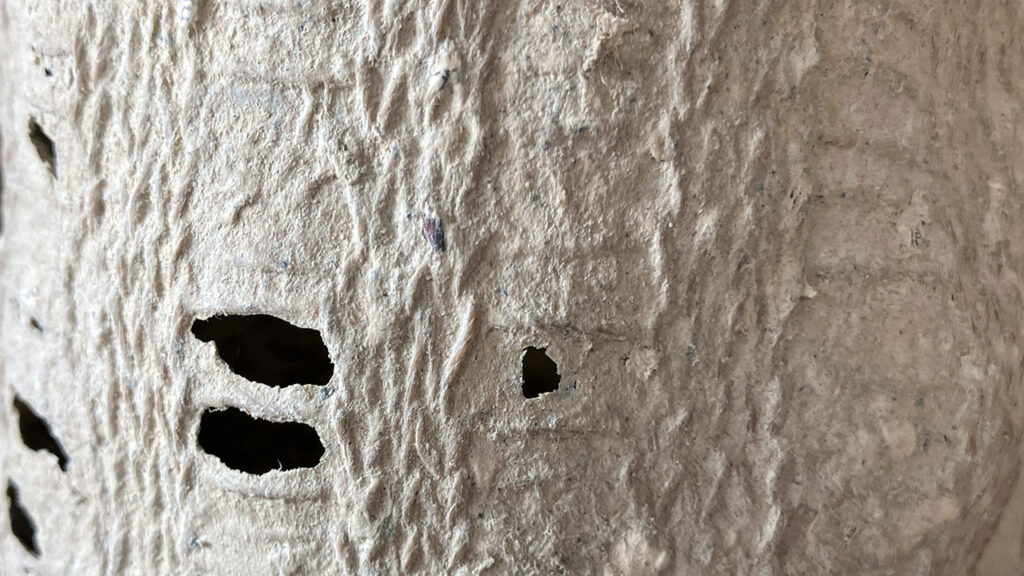 Beholder i megastrik med papirler - nærbillede