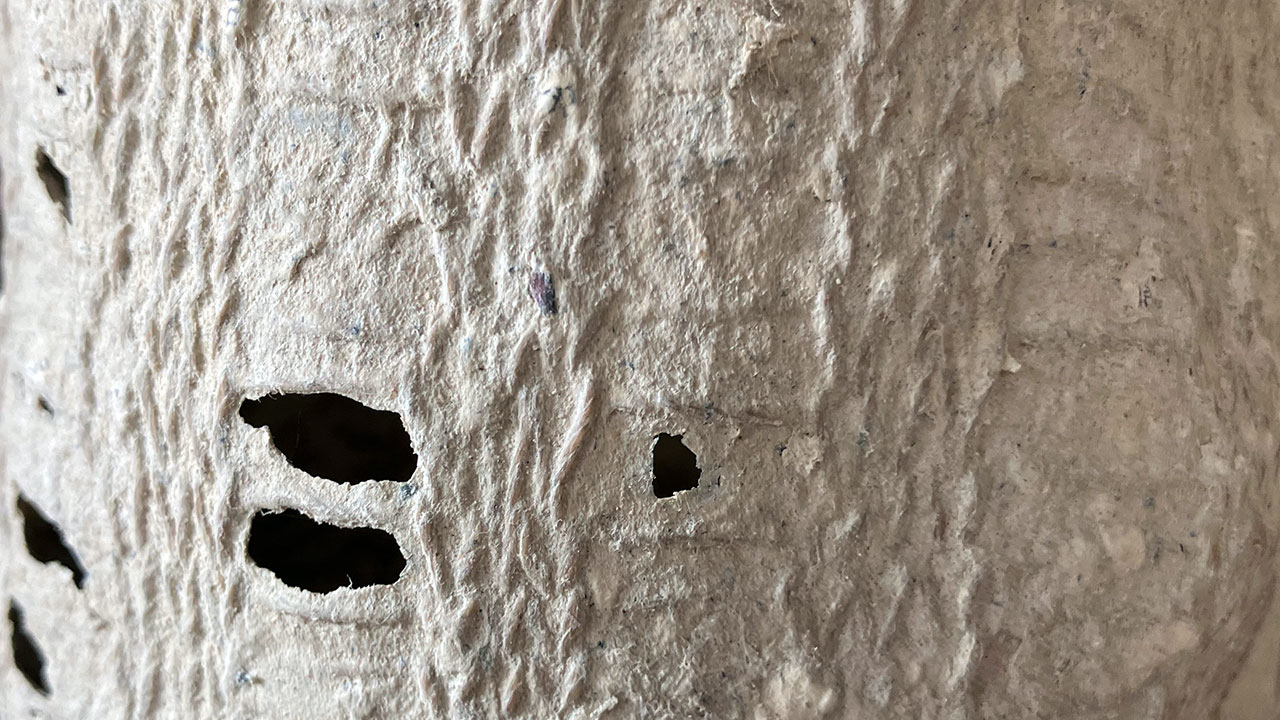 Beholder i megastrik med papirler - nærbillede