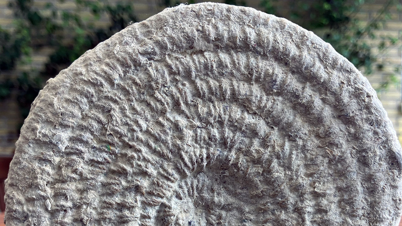 Bunden af en beholder i megastrik med papirler