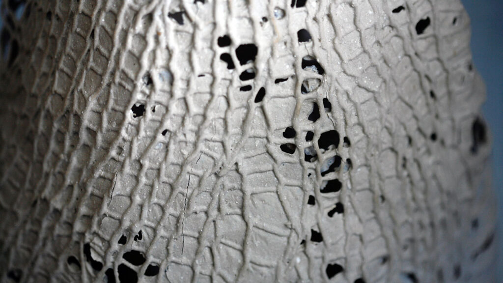 Beholder i megastrik med papirler - nærbillede