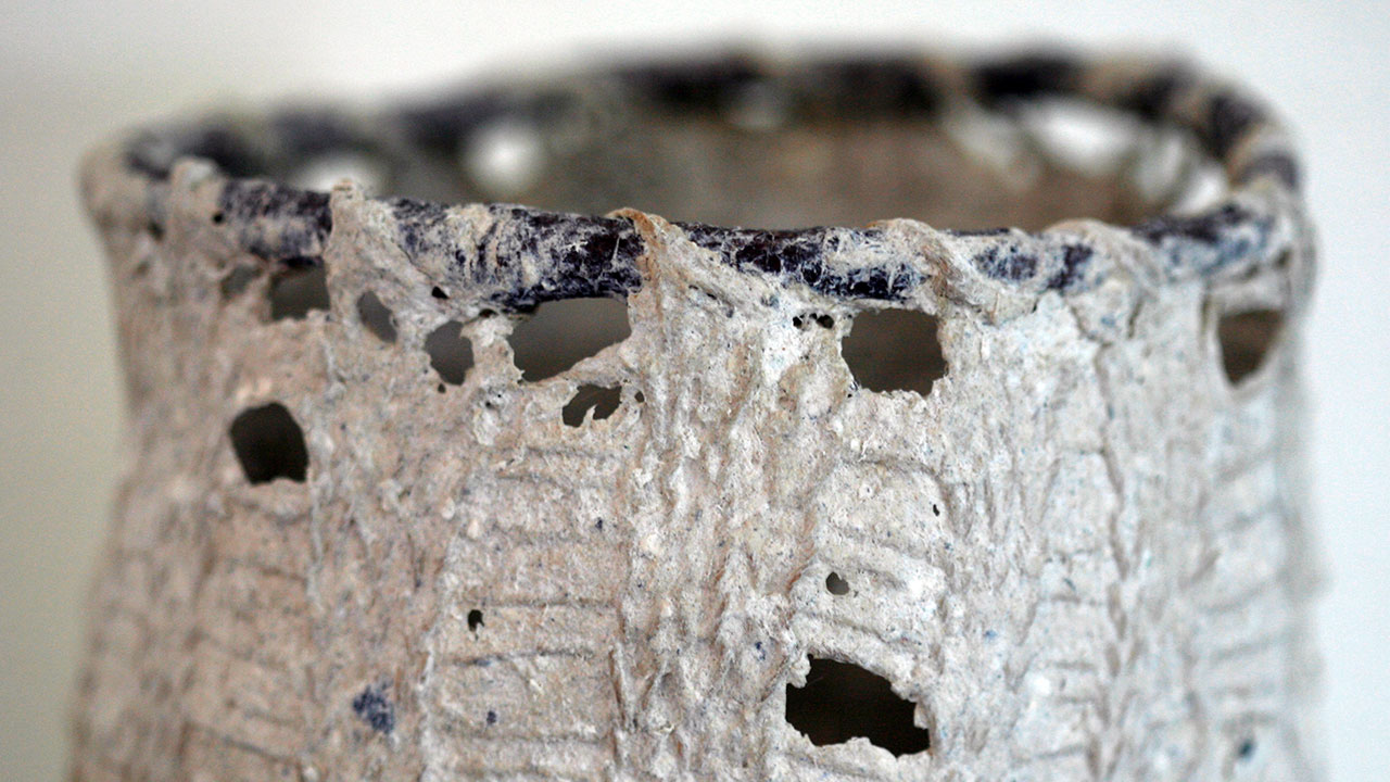 Beholder i megastrik med papirler - nærbillede