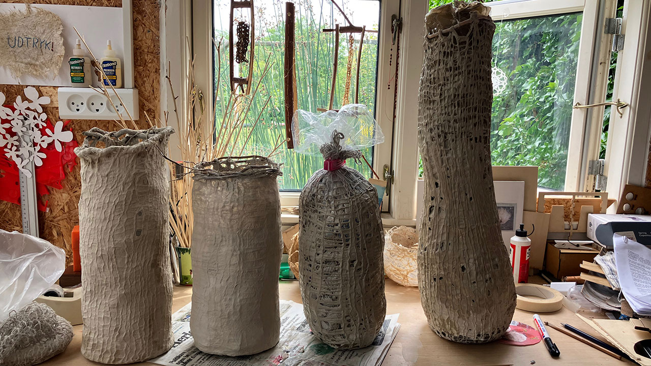 Beholdere i megastrik med papirler - work in progress - værksted