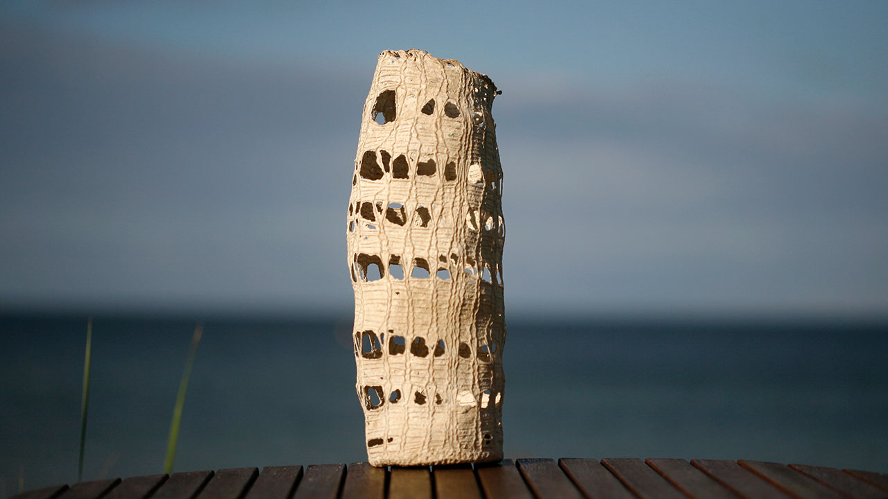 Megastrik beholder af strik med papirler