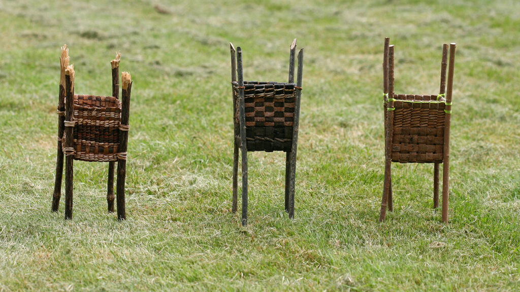 Tre små 'jagttårne' i pilebark med fire ben af grene