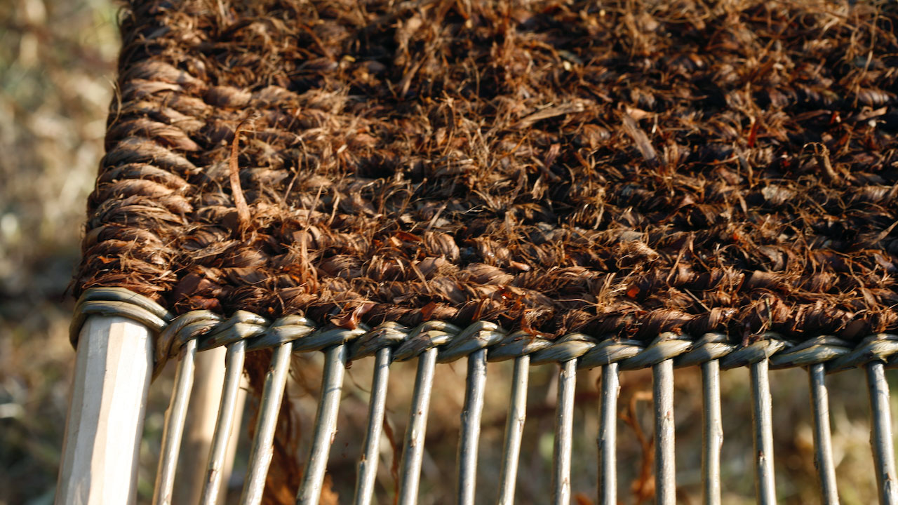 nærbillede af sæde af bark på skammel